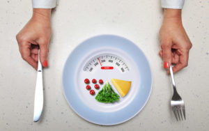 Ylipainoinen psoriaatikko voi hyötyä niukkakalorisesta ruokavaliosta.