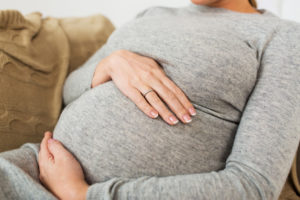 syrjintä raskauden perusteella