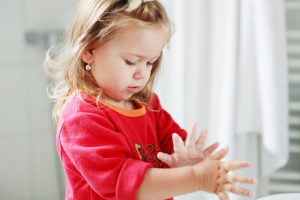Huolellinen käsi- ja yskimishygienia niin lapsilla kuin aikuisilla ehkäisee virustartuntoja. Kuva: Mostphotos