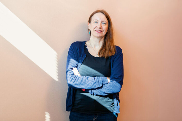 Anne Kouvonen poseeraa.