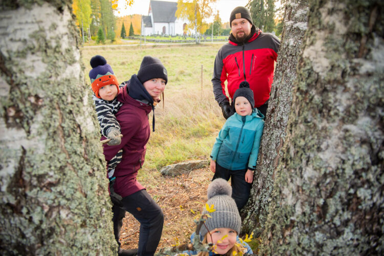 Anni Tarvaala, puoliso ja lapset.