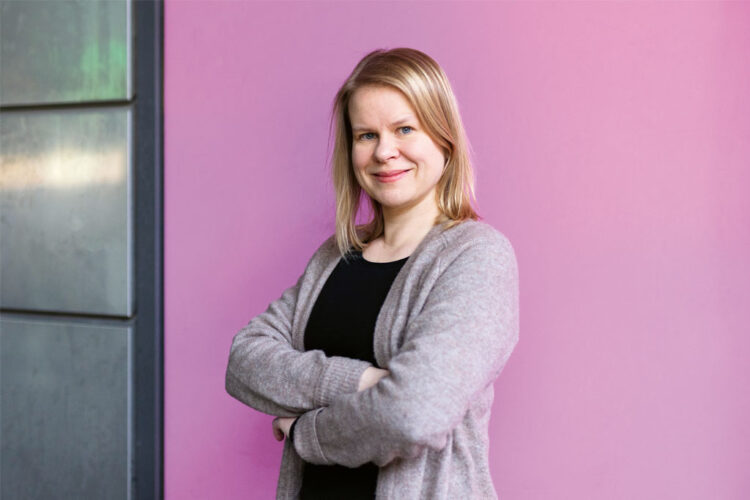 Takuusäätiön asiantuntija Hanna Siltanen poseeraa.