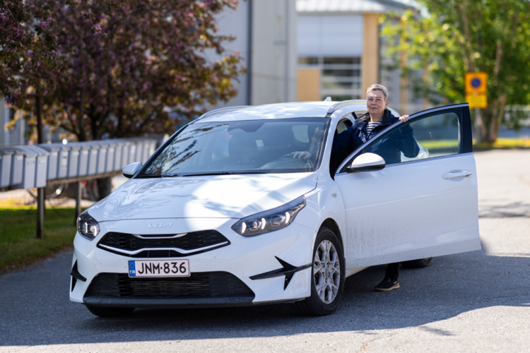 Taina Seppälä ja työauto.