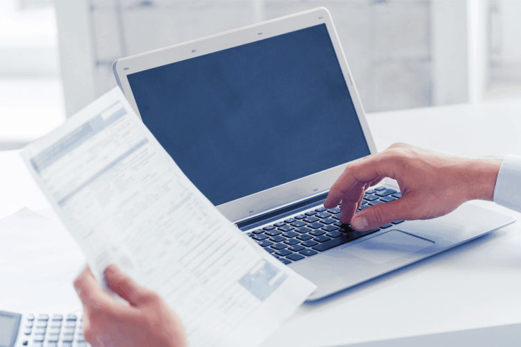 Sormet tietokoneen näppäimistöllä.