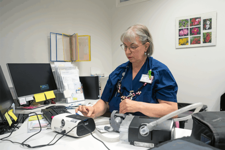 Apuvälineohjaaja työhuoneessaan.