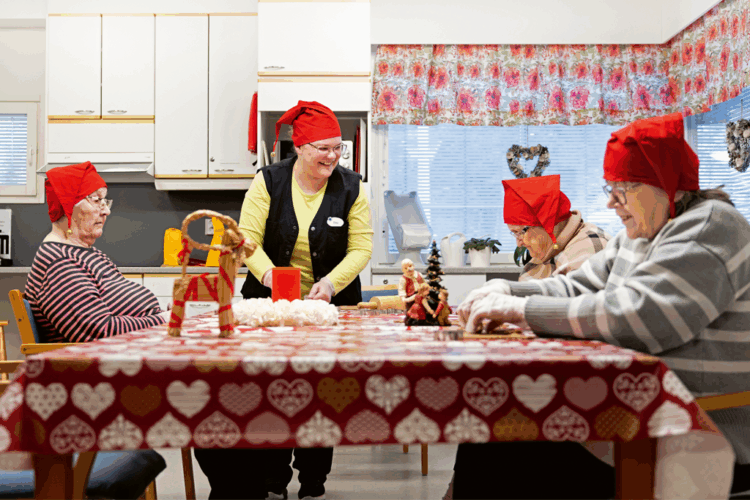 Hiltantuvan asukkaat ja lähihoitaja leipovat pipareita.