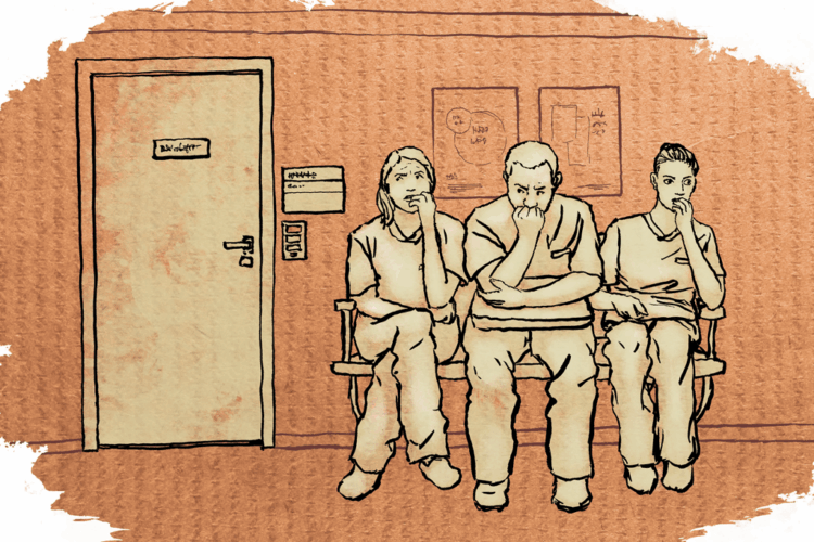 Piirroskuva. Kolme hoitajaa penkillä istumassa oven vieressä.