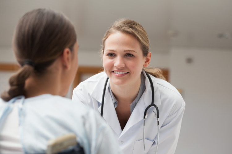 Lääkäri ja potilas.