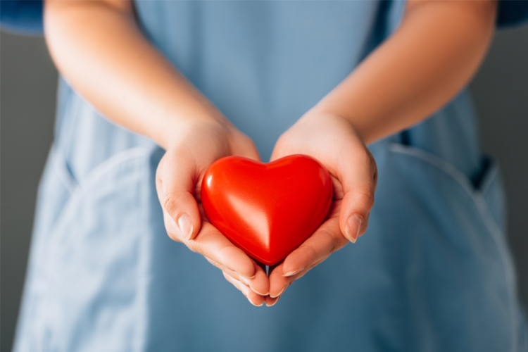 Hoitajan käsissä sydän.